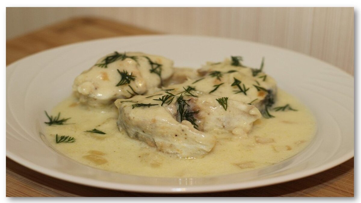 Минтай тушеный в сметане. Минтай филе тушеный в сметане. Филе минтая с морковью и луком. Минтай тушеный в сметане с луком. Минтай филе тушеный в сметане.