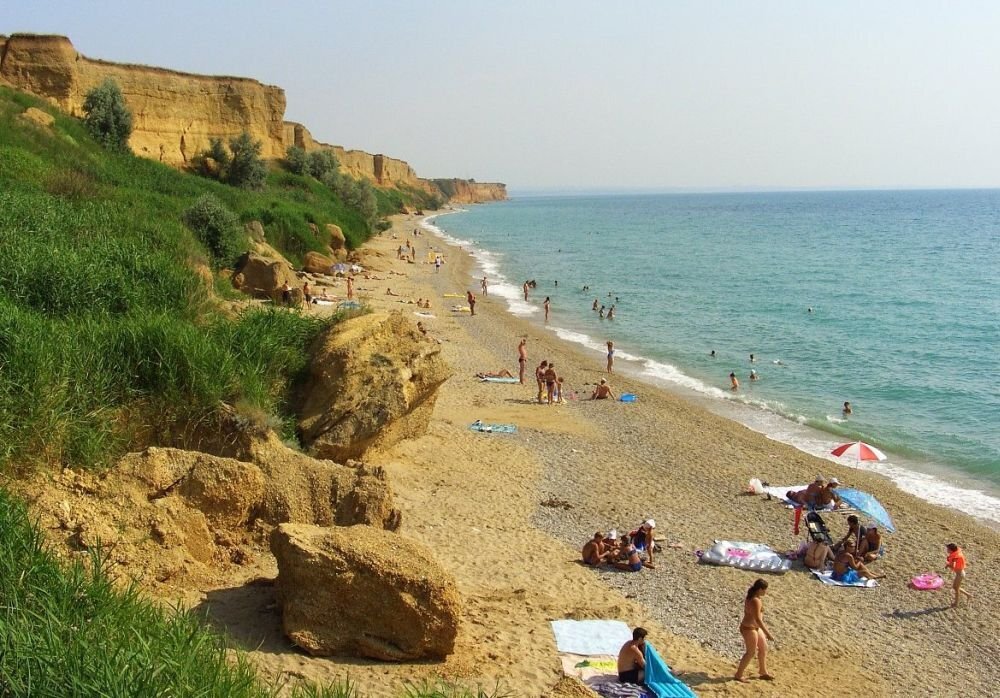 Участок пляжа с оползневой опасностью в поселке Кача под Севастополем. Фото: m.tastedby.me 