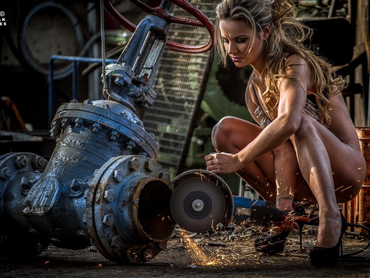 Болгарка - это особь женского пола и болгарской национальности. 