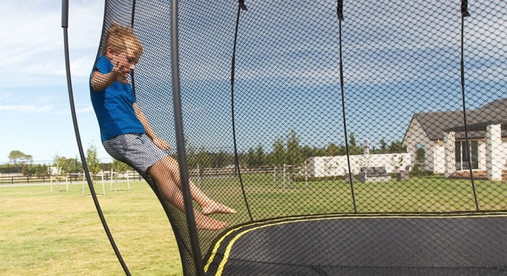 Детские модели батутов часто бывают ограждены специальной сеткой