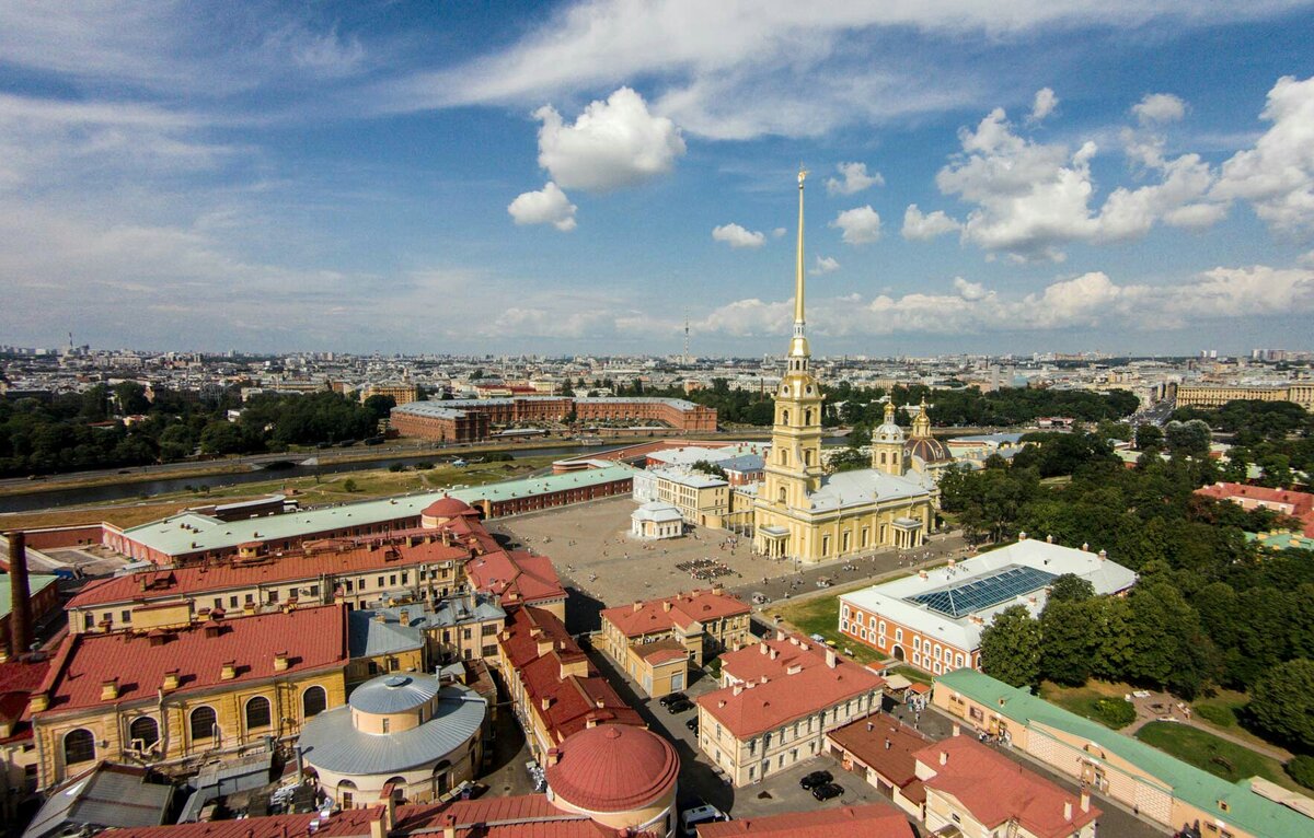 В Петербурге все может быть. Сами жители о своем городе многого не знают, а многое, что знают, частенько оказывается заблуждением. Вот только некоторые из самых популярных петербургских мифов. Возможно, и вы тоже верите в то, что…  
1. Санкт-Петербург назван в честь Петра I. 

Многие ошибочно полагают, что Санкт-Петербург назван в честь своего основателя – Петра I. Однако это не так. Город носит имя небесного покровителя первого русского императора – апостола Петра. Желание назвать какую-нибудь крепость в честь своего небесного покровителя было у российского императора задолго до основания Петербурга. Такую крепость должны были воздвигнуть на Дону в случае успеха Азовского похода, но он закончился неудачей. Крепость в честь святого Петра была заложена 16 мая 1703 года на Неве и названа Санкт-Петербург. Но уже 29 июня после закладки в крепости собора Петра и Павла она стала именоваться Петропавловской, а старое первоначальное имя Петербург распространилось позднее на весь город. 

2. Миф об основании Санкт-Петербурга. 

"16 мая 1703 года во время осмотра острова Ени-саари Петр, вдруг остановившись, вырезал два пласта дерна, положил их крестообразно и сказал: "Здесь быть городу". В это время в воздухе появился орел и стал парить над царем". 

На самом деле на Заячьем острове (по-фински Ени-саари) был заложен не город, а крепость. Город возник позже под ее защитой на соседнем Березовом острове. Некоторые исследователи утверждают, что Петр при закладке не присутствовал (как установили историки, с 11 по 20 мая его на месте будущего города вообще не было). 

3. Санкт-Петербург был основан на необжитой пустынной территории. 

Эта легенда укоренилась в сознании питерцев, чему немало способствовали строки из пушкинского "Медного всадника": "На берегу пустынных волн". Мы представляем себе необжитую пустынную местность, покрытую лесом и болотами. На самом деле, только на месте исторического центра города существовало около сорока поселений, причем многие из них еще до шведской оккупации принадлежали Новгороду. Многие строения будущей столицы возникали уже на обжитых местах. На Васильевском острове стоял охотничий домик Делагарди, на месте Адмиралтейства — шведское поселение, название которого установить не удалось; в устье Фонтанки — деревня Каллила (вот откуда Калинкина деревня и Калинкин мост); на месте Инженерного замка — мыза Канау с ухоженным обширным садом (на его месте и возник Летний сад); в районе Смольного — село Спасское. До возникновения города существовали поселения, названия которых сохранились до сих пор — Сабирино, Одинцово, Кукарево, Максимово, Волково и Купчино. 

4. Медный всадник сделан из меди. 

"Медный всадник" — символ города. "Медный всадник — все мы находимся в вибрации его меди", — писал А. А. Блок. Однако, материал памятника не медь, а бронза, а свое название он получил только после появления одноименной поэмы А. С. Пушкина. 

5. Поцелуев мост получил свое название благодаря влюбленным. 

До сих пор Поцелуев мост считается местом свиданий влюбленных. Так повелось, якобы, с давних пор. Отсюда и название, тем более символично, что этот мост не разводится. На самом деле мост назван по фамилии купца Поцелуева, содержавшего трактир на левом берегу реки Мойки, на углу теперешней улицы Глинки. Трактир назывался «Поцелуй», поэтому и ведущий к нему мост стали называть Поцелуев. 

6. Миф о происхождении названия "Васильевский остров". 

О происхождении названия "Васильевский остров" тоже есть легенда-заблуждение. Считается, что при Петре на западной оконечности острова находилось укрепление, которым командовал капитан-артиллерист Василий Корчмин. Посылая к нему приказы, Петр писал: "К Василию на остров" — отсюда, якобы, и название. Но название острова существовало до основания Петербурга. Оно упоминается еще в 1500 году в переписной окладной книге Водской (Водинской) пятины Великого Новгорода. В то же время остров имели другое финское название — Лосиный (Хирва-саари). Именно здесь Петр и предполагал создать центр города. 

7. Улица Бармалеева названа в честь разбойника Бармалея из Сказки Чуковского. 

На самом деле все было с "точностью до наоборот". К. И. Чуковский бродил по городу в начале 20-х годов с художником М. И. Добужинским, и они натолкнулись на улицу со столь странным названием. Конечно, оба начали фантазировать — так родился африканский разбойник Бармалей. Добужинский тут же нарисовал его портрет, а Чуковский позже придумал стихи. В русском языке есть слово "бармолить" — говорить невнятно. Может быть, слово "бармалей" было прозвищем человека, потом стало его фамилией? Отсюда и название улицы, где он, скорее всего, был землевладельцем.