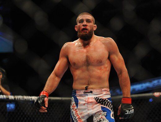 За последние несколько лет произошли сразу несколько громких случаев уличных драк с участием профессиональных 
На фоне участившихся уличных драк с участием профессиональных спортсменов – бойцов с отличной подготовкой, поставленным ударом и титулами чемпионов мира и Европы – комиссия при министерстве спорта России признала официальным видом спорта ещё и один из самых жестоких видов единоборств – смешанные. 
В народе этот ныне уже вид спорта всегда называли боями без правил, а участвовавшими в них спортсменами пугали детей. Теперь же бывшие «бои без правил» будут иметь собственную федерацию спорта с президентом, всероссийскими чемпионатами, финансируемыми государством, детскими спортивными школами и многим-многим другим, что присуще массовому спорту.

Занятие спортом и умение постоять за себя – это отлично, но с такими навыками приходит и большая ответственность, к которой многие оказываются не готовы. Важно учить не только бить в челюсть, но и контролировать свою «спортивную» злость, которая порой проявляется не в самые «спортивные» моменты.