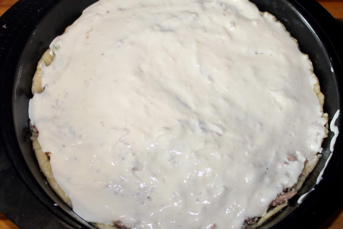 Пирог с сайрой с яично-сметанной заливкой.