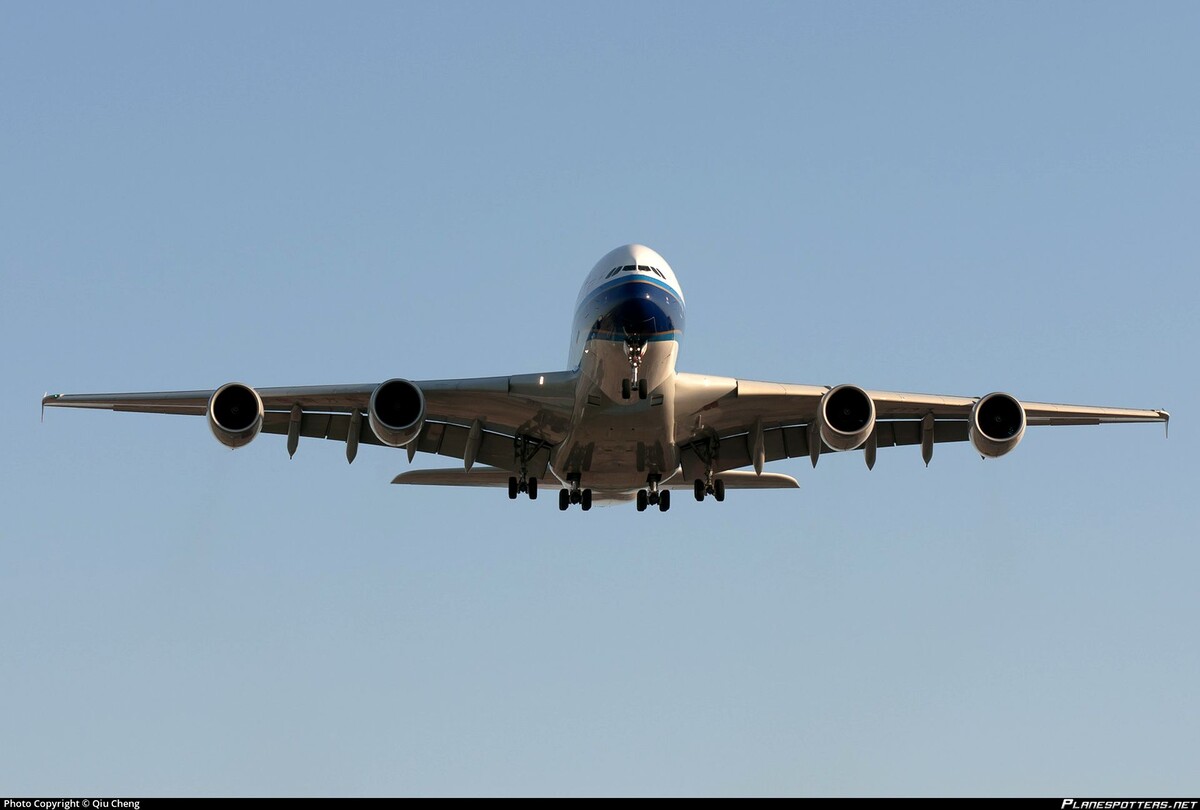 Airbus A380 авиакомпании China Southern Airlines приземляется в аэропорту Пекин Шоуду. Китайский перевозчик единственный в мире использует самые большие самолёты на внутренних рейсах - из Гуанчжоу в Пекин. А для полётов через Тихий океан присматривается к меньшим машинам, Airbus A350ULR и Boeing 787-9.