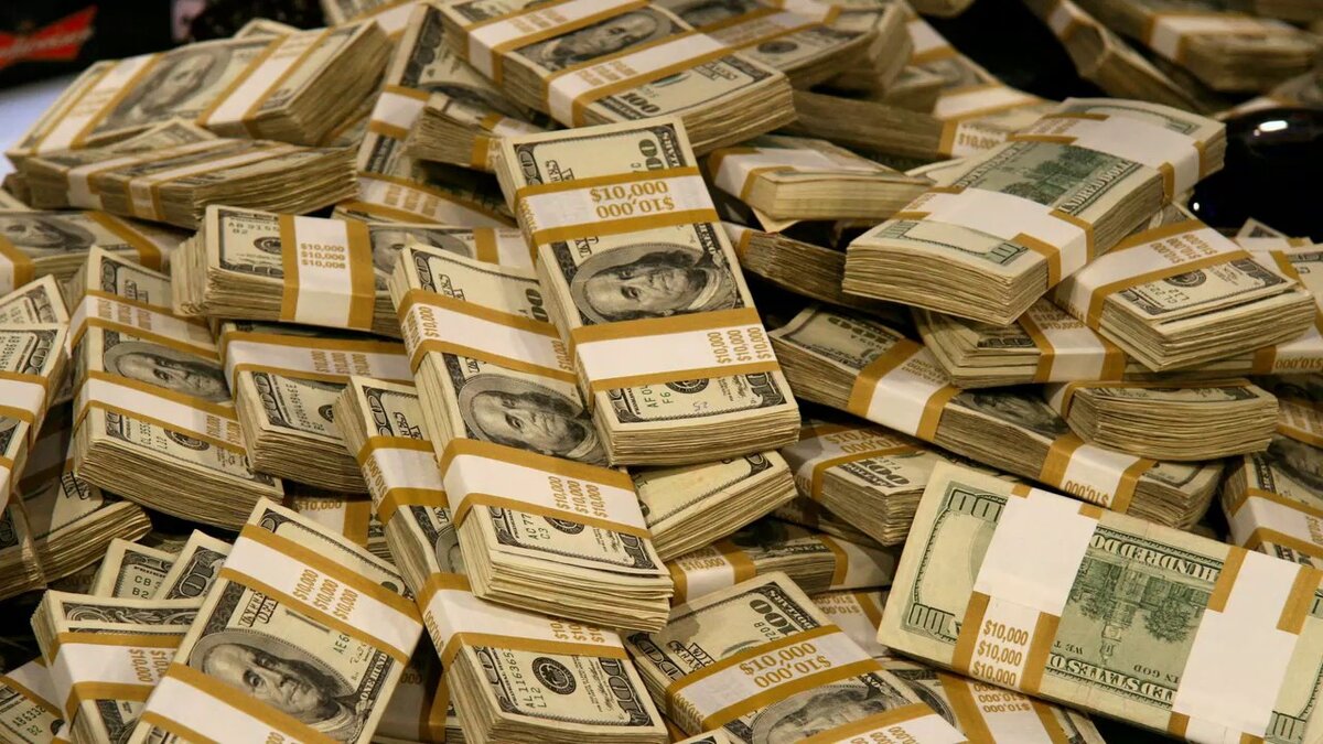 Одним из условий успешной игры в букмекерской конторе (БК) являются высокие коэффициенты. Именно они во многом определяют размер прибыли игрока по итогам игры за определенный период, чем выше коэф. тем больше прибыль. Поэтому букмекерские конторы с высокими коэффициентами всегда пользовались популярностью у игроков. Величина коэффициента зависит от вероятности, произойдет это событие или нет. Чем выше шанс, что событие произойдет, тем ниже коэф. Но одним из важных элементов влияющий на величину коэффициента, является размер маржи. Маржа - это заложенной прибыли конторы, что то вроде комиссии. В результате на один и тот же исход в разных конторах предложат разные коэффициенты, например, 1,75 и 1,85. Именно поэтому опытные игроки предпочитают играть одновременно в нескольких конторах, выбирая лучшие коэффициенты .
Лидеры букмекерских контор с лучшими коэффициентами
Если касаться российского рынка ставок, то здесь также отмечается различие в коэф. между различными конторами. Поэтому есть смысл остановиться на наиболее популярных тотализаторах.
Winline. Российская контора, уверенно набирающая популярность за счет привлекательных условий игры, в том числе высоких коэффициентов. Средние коэф. предлагаются на уровне 1,85, в то время как для некоторых событий они поднимаются до 1,96 на равнозначные события, то есть букмекер уменьшает размер собственной маржи до минимума .
Марафон. Известный букмекер, предлагающий очень высокие коэффициенты, сравнимые или превосходящие многие европейских БК. В среднем контора предлагает равнозначные коэф. на уровне 1,90, а в некоторых случаях и выше .
Пари Матч. Данная контора является одним из лидеров российского рынка. Среди отечественных БК она предлагает довольно высокие характеристики, но средний размер маржи предусматривает средний коэф. 1,85 для равнозначных событий. Для некоторых видов спорта и чемпионатов предлагаются даже более низкие коэффициенты на уровне 1,80.
William Hill. Мировой тотализатор, заслуженно занимающий первую строчку большинства мировых рейтингов. Лучшие коэффициенты букмекерской конторы находятся в пределах 1,85, поэтому отнести ее к мировым лидерам по этому показателю ее отнести нельзя .
Sportingbet. Относится к букмекерским конторам с высокими коэффициентами. Для равнозначных событий коэффициенты предлагаются на уровне 1,93. Размер маржи серьезно колеблется. Например, для топовых событий в футболе он ограничивается 4-5%, в то время как менее популярные события предлагаются с маржой от 7% до 11%.
