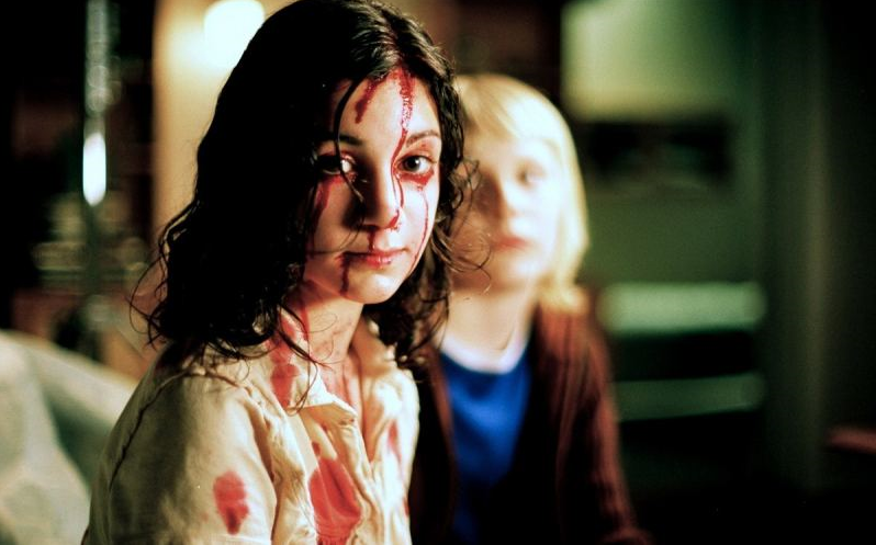 Все по классике: В дом попасть девочка может, только если её туда пригласят..