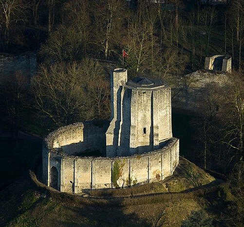 Стены этого замка, видели слишком много боев