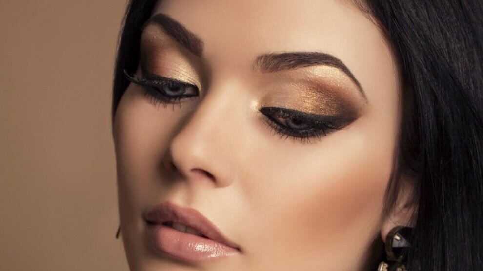 кар бьюти. макияж. кара делевинь красная помада. стриптиз в машине девочки с каре. бьюти кар вывеска машины.