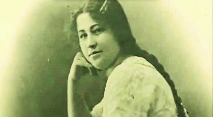 Вот такой красавицей она была в молодости