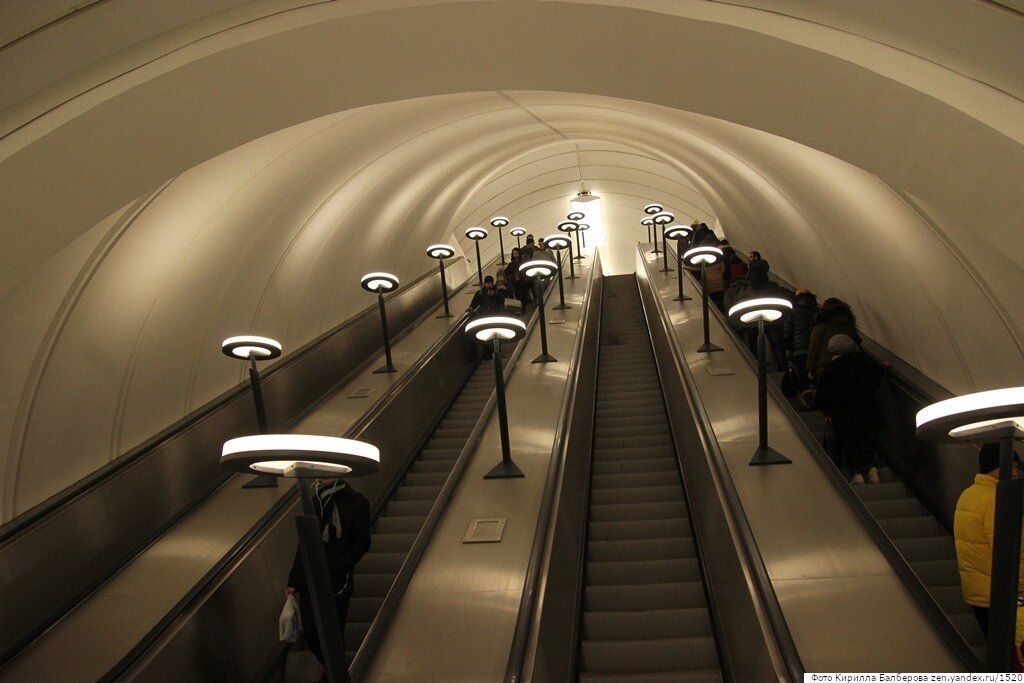 Почему в метро. Нижний Новгород метрополитен эскалатор. Эскалаторы на метро Савеловская. Станция метро Савеловская эскалатор. Станция Савеловская эскалатор.