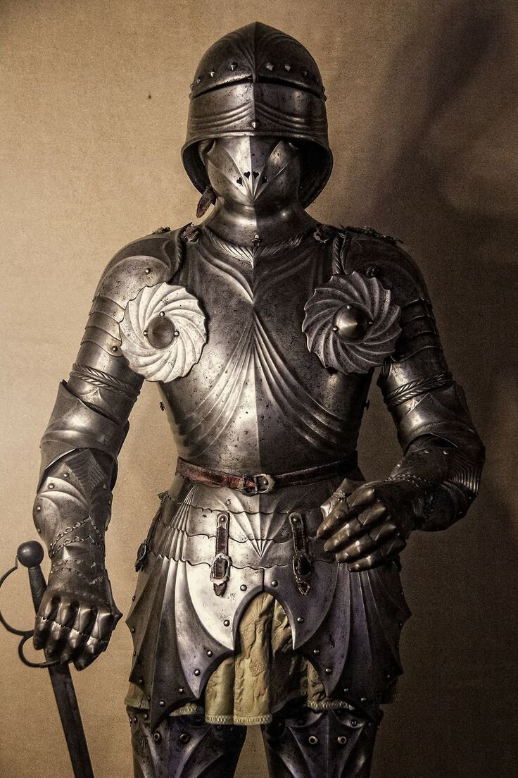 Красивый, но странноватый комплект -  смотровая щель уехала черт-те куда, шлем явно надет сикось-накось ))