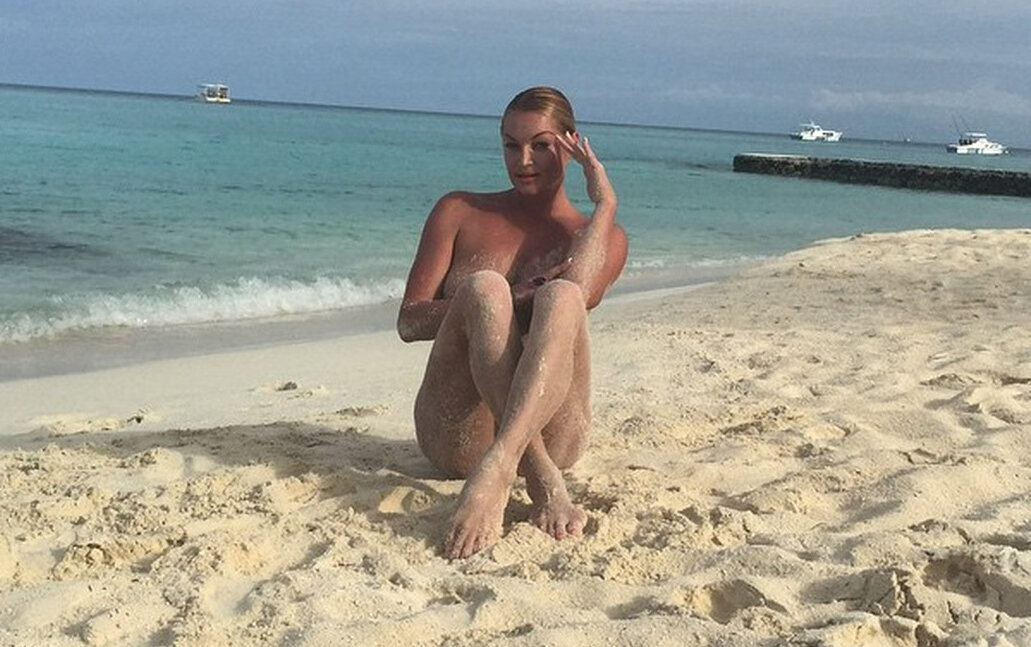 Волочкова в песке.