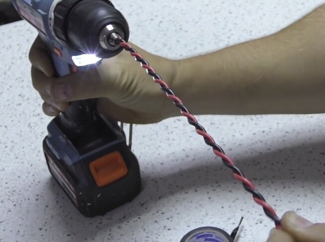 Заправляем оба конца в шуруповерт , изоленту наматываем на начало и начинаем вращать шуруповёрт держа изоленту. Наматываем до нужной длины , теперь получился отличный прочный двужильный изолированный провод. Можно использовать его под свои нужды.