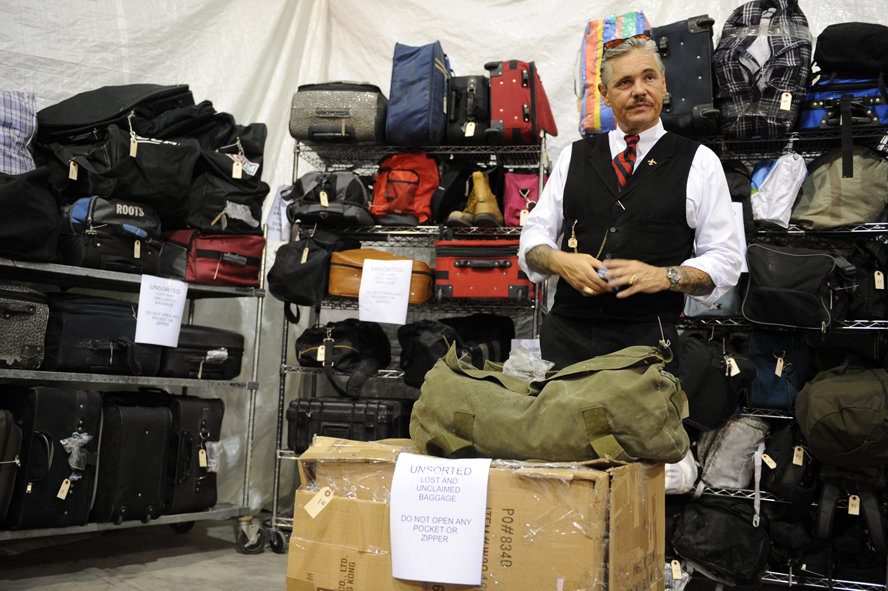 Кадр из передачи "Багажные войны" на телеканале Discovery.