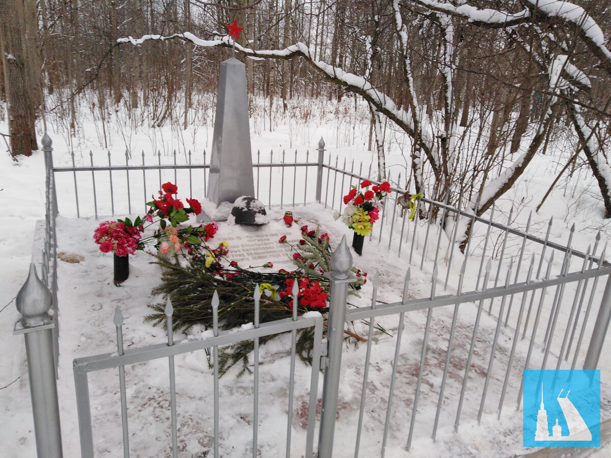 Монумент трём бойцам и двум детям, защитникам Ленинграда.  