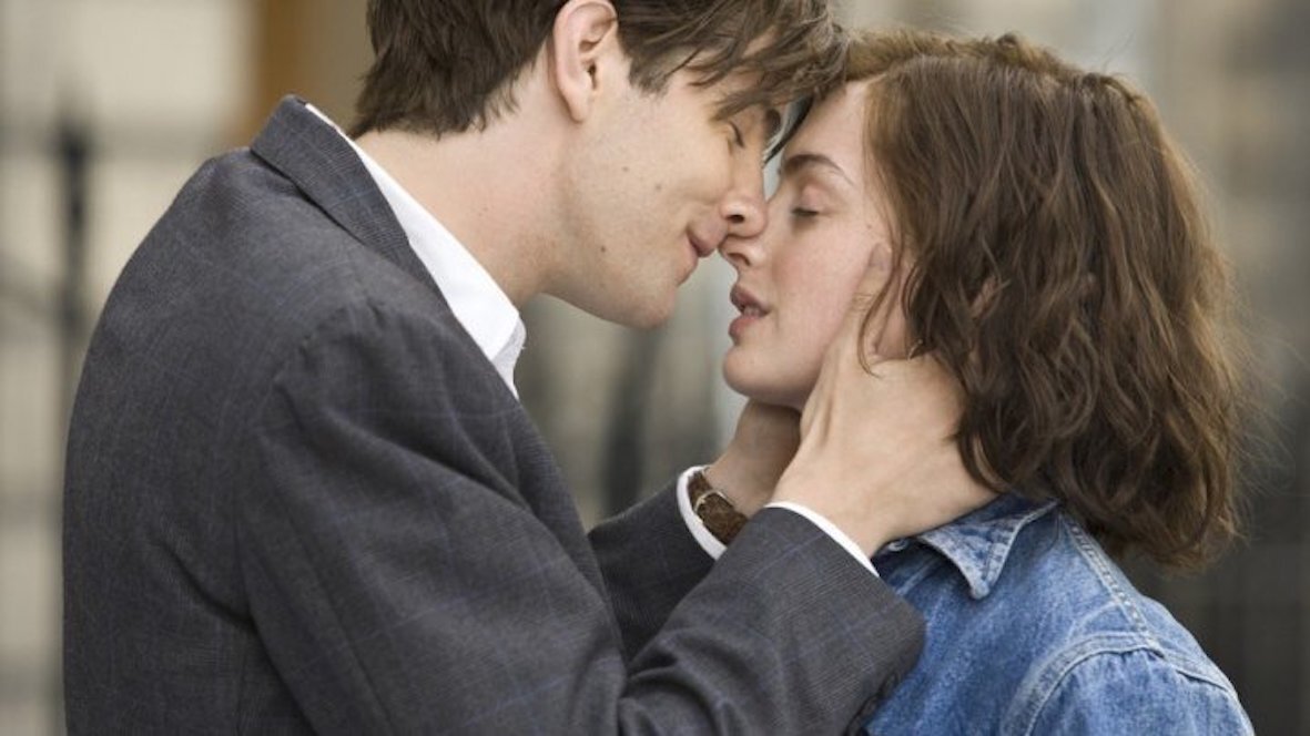 Кадр из кинофильма "Один день". ( Джим Стёрджесс, Энн Хэтэуэй). Фильм снят по мотивам романа Дэвида Николлса «Один день» (One Day, 2009).