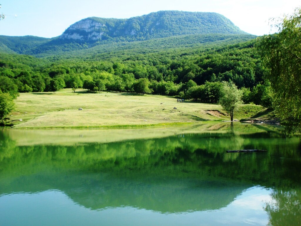 Озеро у подножия горы Бойка