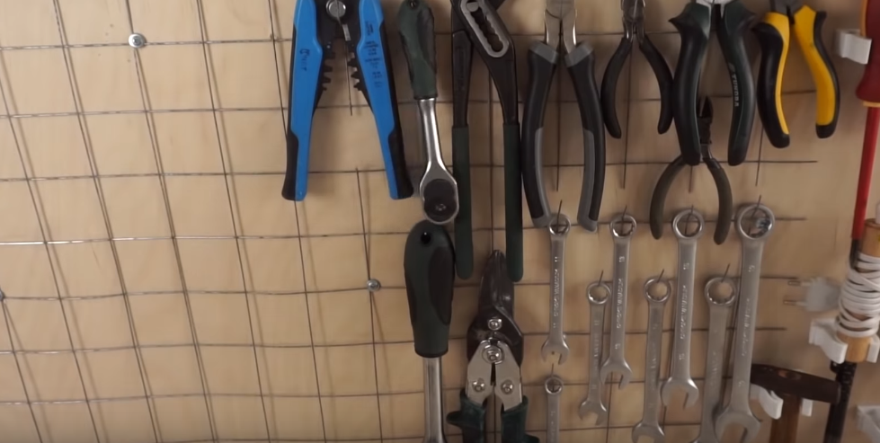 Крючки можно сформировать при помощи разрезов сетки.