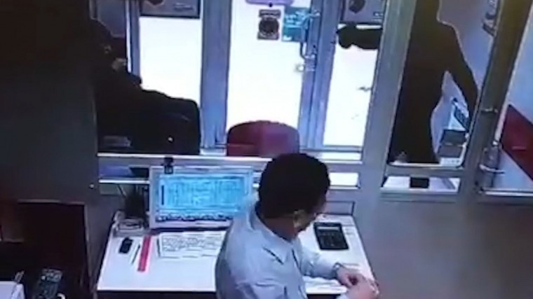 Полиция приостановила 2-ух ПЯТНАДЦАТИ-летних нарушителей с оружием Макарова.