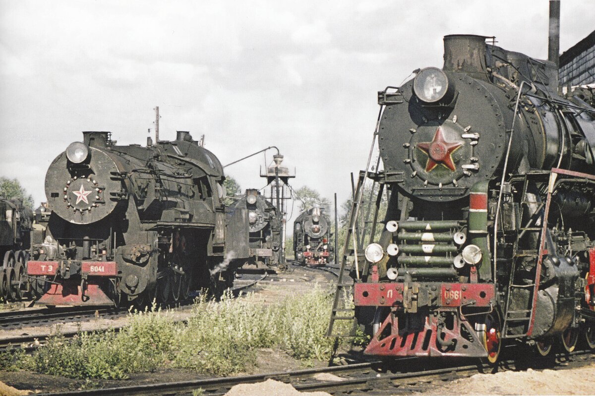  Так выглядело локомотивное депо Осташков ТЧ-34 в лучшие свои годы (70-е прошлого века). Паровозы серии Л и немецкий трофейный ТЭ слева. Фото из альбома Бологое-Полоцкая - заповедная железная дорога, ВОЛДЖ