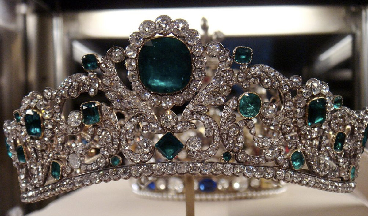 Изумрудно-бриллиантовая тиара Марии-Терезии. Статьи выходят каждый день после 18:00 по мск.