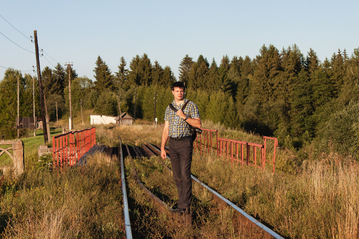 "На съёмках". 258 км дистанции линии Бологое-Полоцк, бывшая станция Скворцово. Фото: Денис Доронин