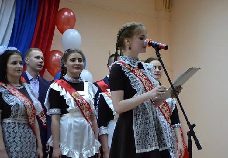 На этом фото могла бы быть я, кроющая аудиторию отборным матом за все годы моих мучений. К сожалению, это просто я, зачитывающая глупый текст.
