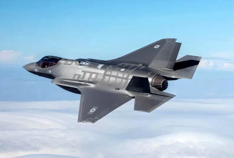 Американский истребитель-бомбардировщик F-35