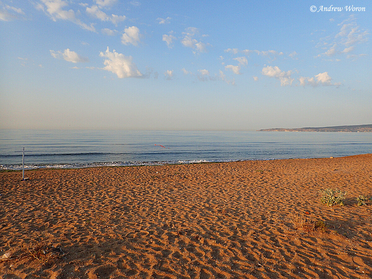 Утреннее Черное море и Золотой пляж в лучах рассвета 