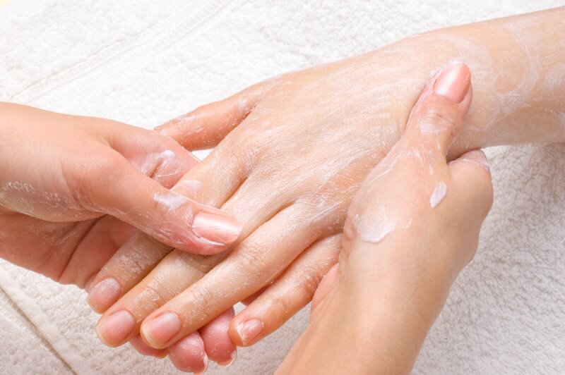 Трещины на пальцах рук: из-за чего возникают и как их лечить?