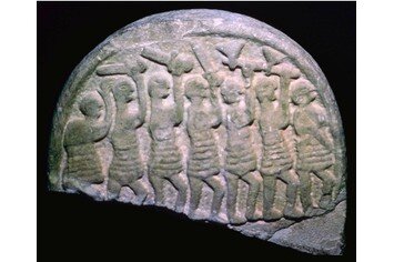 Камень Линдисфарн, на котором изображен кровавый рейд викингов на остров. (Фото CM Dixon / Print Collector / Getty Images)