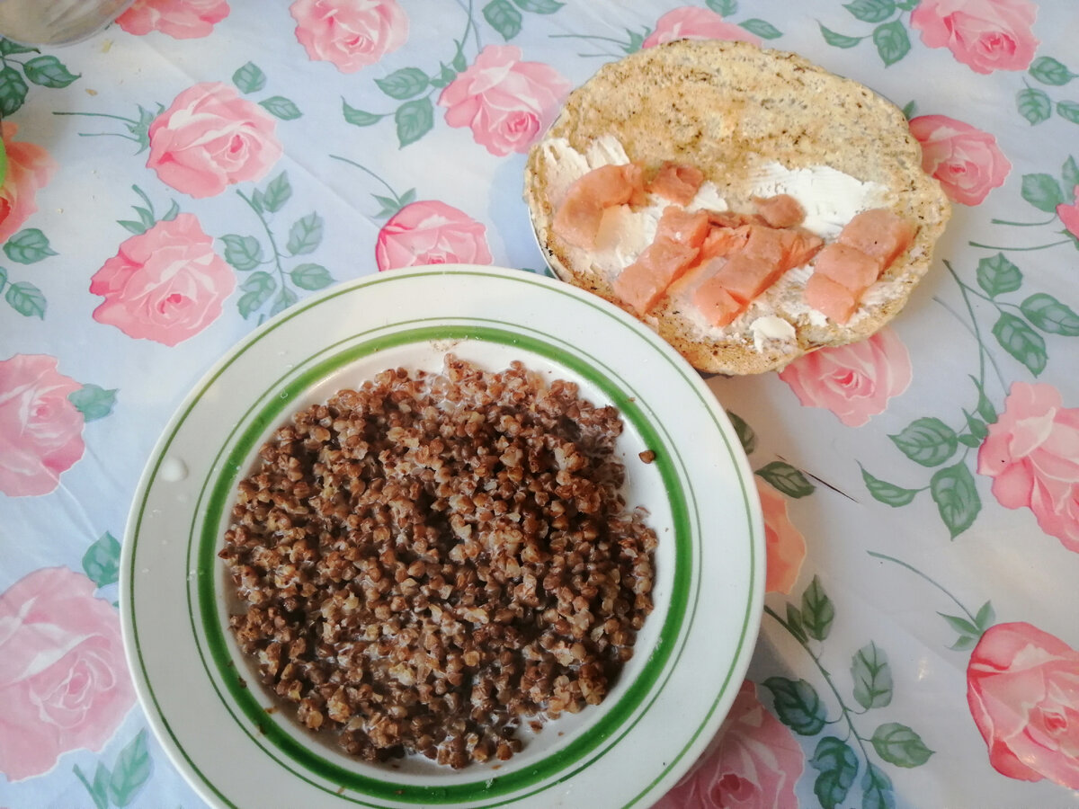 Гречка с молоком по 100г, овсяноблин с сыром и горбушей слабосоленой. Все вместе на 380г-552 ккал. Для завтрака нормально, а иначе уже через 2 часа хожу голодная и думаю только о еде.