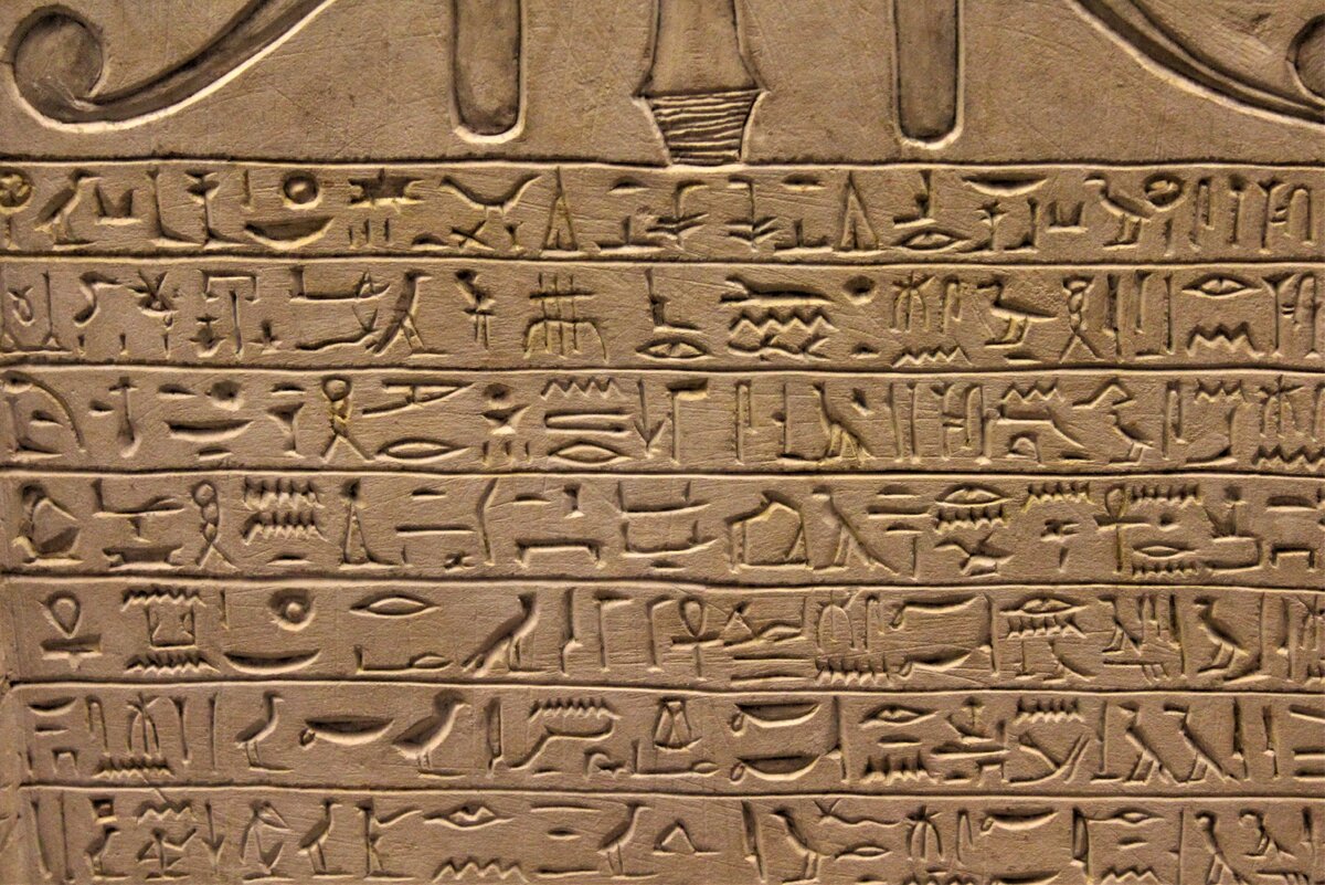 Египетские иероглифы в пирамиде Хеопса