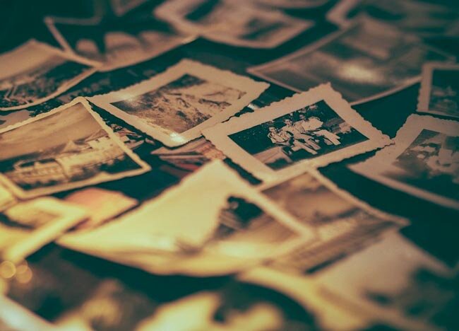 Память - интересная штука. Я помню, как в детстве в нашем крошечном посёлке постоянно вырубали свет. Нужно было успеть сделать уроки и приготовить ужин. Это добавляло сложностей. Но если честно, я обожала это время. ⠀
Потому что когда мама была дома, она играла нам на гитаре, мы пели, зажигали свечи и дурачились в полутьме. Было так хорошо и уютно!
⠀
И на днях я снова вспомнила это чувство. Потому что к родителям мужа приехал друг Джефф.
⠀
Он тоже, как и папа супруга коллекционирует старинные двигатели. Очень тёплый и открытый мужчина. Сразу видно, что хороший человек.
⠀
И дома стало ещё чуточку уютней, просто от того, что он приехал.
⠀
Мал (мой муж) приготовил ужин, я накрыла на стол, мама села играть на пианино, племяшка играла с домашними животными... За окном разыгрался шторм, а дома было тепло-тепло.
⠀
Я налила себе ароматного чая, мееееедленно потягивала его и чуть не плакала от счастья.
⠀
Как будто я снова вернулась в те вечера, когда мама нам играла на гитаре, мы пели и один вечер длился как вечность.
⠀
Счастье - это так просто...
