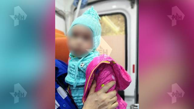 Девочке на вид около шести месяцев, она одета в розовую куртку, бирюзовую кофточку и шапочку такого же цвета. Всех, кому известно что-либо о родственниках ребенка, просят обратиться в правоохранительные органы, сообщается на официальном сайте ГСУ СКР по городу Москве.