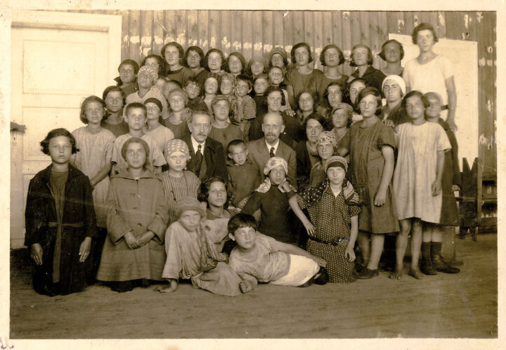 Воспитанники детского дома со директором Корчаком и пани Стефой (фото: Музей Варшавы)