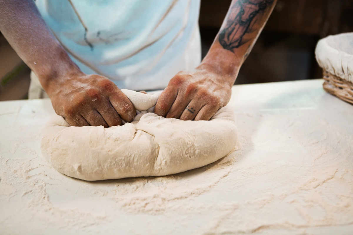 Какое тесто вреднее. Сырое тесто. Человек тесто. Dough making. Опасное сырое тесто.