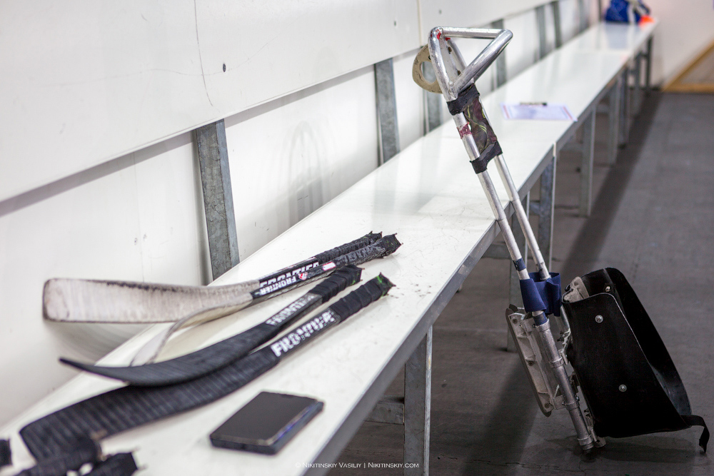 1. Итак, Фестиваль, Сочи, Олимпийский парк, начало декабря. Давайте всё расскажу подробно.
Главное - сани. Рама алюминиевая, сиденья довольно жесткие, плотно прилегающие к тазу.
В зависимости от опыта игроков, они бывают одно- и двухконьковые.
Сани делают у нас в России. Естественно, есть и иностранное оборудование, но благодаря Детской следж-хоккейной лиге, их делают в Туле на одном из оборонных заводов.
Правильная конверсия, я считаю.