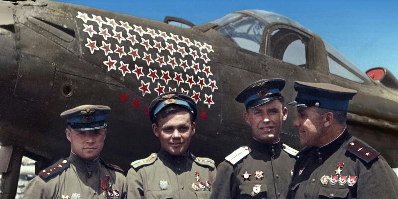 Дважды Герой Советского Союза Григорий Андреевич Речкалов возле своего самолета Р-39 «Аэрокобра». 