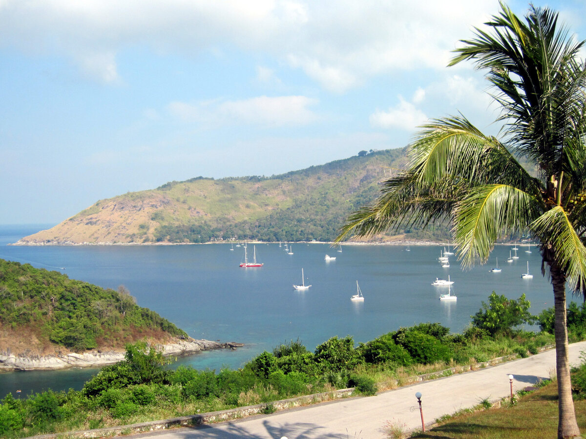 Вид на пляж Най-Харн со смотровой площадки мыса Промтеп. Пхукет. Таиланд