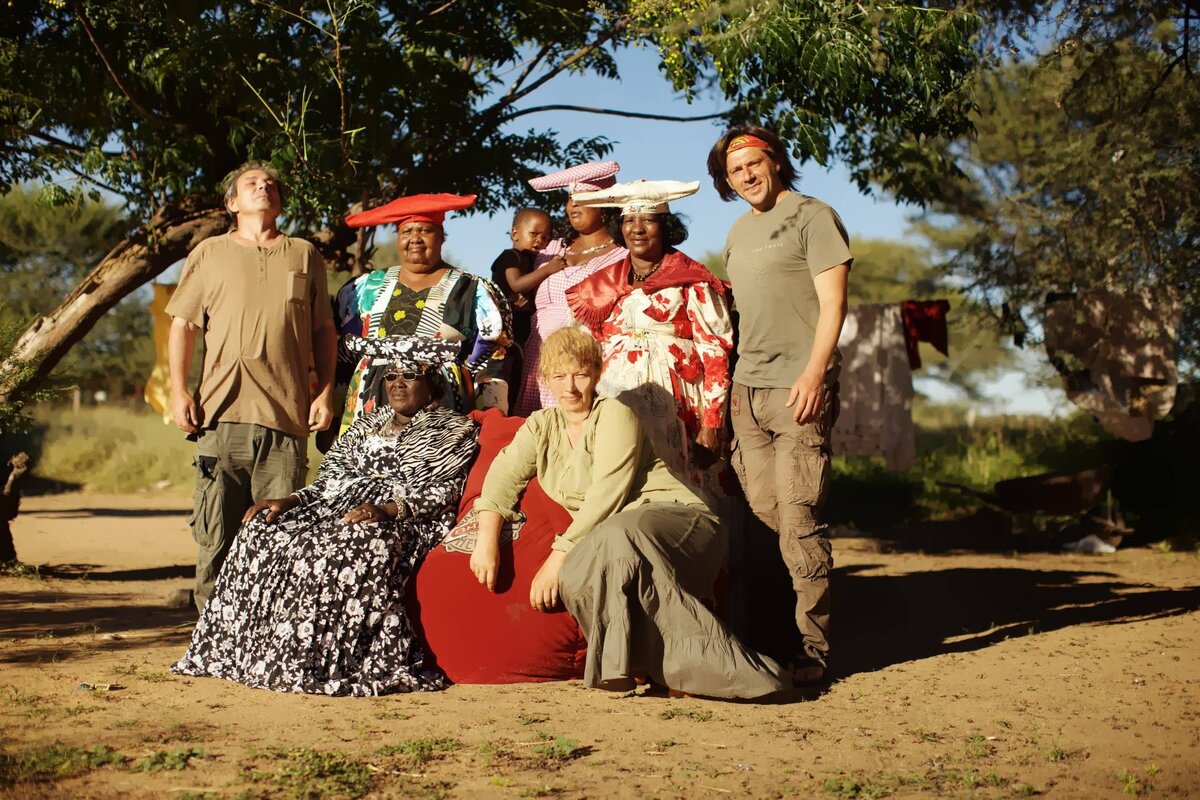 Дуркуем у гереро! Люблю эту фотографию. Она какая-то сама по себе классическая - цвета платьев в племени, цвета хаки у нас... Но она еще и с настроением, и с осознанием того, что мы единственные из белых музунго, кто был удостоен чести сфотографироваться с легендарной наследницей рода Магареро!!!!! (это бабушка в очках). Над ней - её дуэнья (самая-пресамая настоящая), надо мной - её сестра и дочь сестры с ребенком.