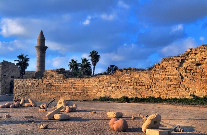 Предыдущая фотография 1/3 Следующая фотографияДревний Израиль
 Пляжи Израиля Пляжи в Израиле муниципальные и бесплатные, но некоторые дорогие отели иногда огораживают свою частную территорию. Если на бесплатном пляже есть лежаки и зонтики, за них нужно будет заплатить (от 10 ILS с человека). На всех оборудованных пляжах работают спасатели, но обычно только до 18:00.

Самые протяженные пляжи в Израиле находятся на побережье Средиземного моря. Побережье в черте Тель-Авива и Яффы — это тусовки и пляжные дискотеки. Побережье песчаное, по всему берегу построены бары и клубы, куда приезжает молодежь со всей страны. В 4 км к югу от Тель-Авива находится небольшой городок Бат-Ям, который при всей близости к шумному Тель-Авиву больше подходит для семейного отдыха с детьми. Там есть пляж с «лягушатником», огороженным камнями, где глубина максимум по пояс, безопасно купаться даже самым маленьким.

Самый роскошный курорт Средиземного моря — это Герцлия. Это шикарное песчаное побережье, дорогие отели, рестораны и очень спокойная обстановка для респектабельного отдыха. Тоже спокойно и красиво, но дешевле — в Тверии.

Грязь Мертвого моря очень полезна для кожи, косметика на ее основе продается в многочисленных местных магазинах.

В Красном море, в отличие от Средиземного, можно купаться круглый год. Пляжи северного побережья Эйлата — тоже песчаные, находятся через променад от гостиниц. На южное побережье едут, в основном, дайверы. Берег там не очень удобный для купания (вход в море с понтона), но подводный мир интересный и разнообразный.

На Мертвое море, в частности, на курорт Эйн Бокек едут поправить здоровье и продлить молодость и красоту. Отдых здесь весьма специфический, запах тоже (в воздухе сильно пахнет серой), а перед купанием желательно проконсультироваться с врачом. Даже здоровому человеку не рекомендуется находиться в этих насыщенных водах больше 15 минут подряд (а всего в день лучше не более 40 минут). Чтобы следить за временем было удобнее, по всему побережью развешены часы.

С детьми на Мертвое море лучше не ехать: им будет откровенно скучно, так как на туристов до 16 лет курорт не ориентирован.

Можно ли зимой купаться на пляжных курортах Израиля
На каком курорте Израиля спокойное море с плавным входом
Лечение в Израиле
Израильская медицина — одна из лучших в мире. Здесь высокий уровень диагностики, профессиональной подготовки врачей и клиники с самой современной аппаратурой. Медицинские центры, специализирующиеся на нейрохирургии, кардиологии, онкологии, урологии и т. д., нередко берутся за те случаи, от которых отказались в других клиниках.

К таким относится, например, клиника «Вольфсон» в Тель-Авиве, которой нет равных в онкогематологии, медцентр «Герцлия» — лучший в области кардиологии, а центр «Рабин» известен своим лучшим в мире отделением трансплантологии. Услуги специалистов такого уровня не могут стоить мало. Консультация врача обойдется от 200 EUR, диагностика — от 900 EUR, а дальше все строго индивидуально.

В Израиль приезжают не только со сложными диагнозами, но и за красотой и общим оздоровлением. Самый популярный лечебный курорт — Мертвое море. Богатая микроэлементами морская вода и грязи лечат кожные заболевания, артрит, астму и многое другое. В Тверии бьют горячие источники, которые помогают при заболеваниях опорно-двигательного аппарата и респираторных заболеваниях. Также свои оздоровительные курорты есть в Араде, Эйн-Геди и других регионах.

Более подробная информация — на странице «Лечение в Израиле».

Занимаются ли лечением рака в Израиле
На каких курортах Израиля лечат суставы
Где в Израиле лечат псориаз
Какие бывают лечебные туры в Израиль
Шоппинг
Время работы магазинов и учреждений: воскресенье-четверг: 8:30-13:00 и 16:00-19:00, в пятницу и накануне праздников: 9:00-13:00. Базары закрываются с наступлением темноты. Торговые учреждения, принадлежащие мусульманам, закрыты по пятницам, а христианские — по воскресеньям. Распродажи в Израиле бывают сезонные, как в Европе, но самые щедрые случаются перед большими праздниками — Песах (март-апрель) и Суккот (сентябрь-октябрь).

Израиль славится своей ювелирной промышленностью, особенно бриллиантами и золотыми украшениями. Приобретать драгоценности имеет смысл только у сертифицированных продавцов и ни в коем случае не с рук, так как подделок очень много. Например, в любом из филиалов Алмазной биржи (сайт на английском языке) на каждое купленное изделие выдается паспорт.

Израиль также славится своим серебром. Речь идет не только об украшениях, но и о посуде, подсвечниках и других изделиях. Будьте бдительны, если цена покажется слишком низкой. Вероятно, серебряное здесь только напыление, а все остальное из пластика или дерева.

Еще из страны можно привезти косметику на основе минералов Мертвого моря. Самые известные марки — Ahava, Sea of Spa, Hlavin, Dead Sea Premier. Она продается повсеместно, но самый большой выбор непосредственно на Мертвом море. Кроме того, в местных аптеках масса менее известных, но зачастую весьма эффективных косметических средств. Неплохой выбор и в магазинах беспошлинной торговли при вылете, но уже заметно дороже. В магазинах при лечебницах Мертвого моря можно приобрести серьезные лекарственные препараты: кремы и мази для лечения экземы, плоского лишая и т. д., но перед покупкой стоит проконсультироваться хотя бы с местным фармацевтом.

Популярная аптечная акция на косметику Мертвого моря называется «1+1»: покупая один товар за его полную стоимость, за второй (не дороже первого) надо заплатить всего 1 ILS.

В Израиле можно приобрести весьма качественные вина, восточные специи и пряности, хумус, нут, фисташки, а также различные религиозные сувениры любых конфессий.

Израильтяне любят шоппинг и обновки, поэтому все, что связано с торговлей в стране организовано очень хорошо. В каждом крупном и не очень городе есть свой квартал для шоппинга, пешеходные торговые улицы и обязательно рынки. Последние стоит посетить, даже если вы не собираетесь ничего покупать. Это очень колоритные шумные места, прилавки завалены фруктами, одеждой, бижутерией, игрушками, аксессуарами и многим-многим другим. Торговаться на рынках принято. Если откажетесь, не только переплатите вдвое, но и обидите продавца невниманием. Подробнее: шоппинг в Израиле.

Где и какую косметику покупать в Израиле
Кухня и рестораны Израиля
В Израиле живут выходцы из самых разных народов, соответственно, кухня тоже очень разнообразная. В стране множество ресторанов: китайских, русских, французских, индийских, марокканских и далее по списку. Меню обычно печатается на иврите и английском. Порции большие, но и стоят они порядочно.

Из мясных блюд, в которых традиционно много специй и зелени, стоит попробовать «мясо по-еврейски» и «меорав иерушалми» — блюдо из четырех видов куриного мяса. Из овощных блюд здесь рекомендуются различные салаты, хумус (паста из нута с оливковым маслом и специями), «фалафель» (жареные в масле горохово-фасолевые шарики, подаются с салатом или в пите с маринованными овощами и хумусом), холодный суп из свеклы, картофельные драники и жареные кабачки. Местное пиво «Макаби» тоже вполне неплохое на вкус. Самые кошерные десерты: «гоголь-моголь», печеные яблоки, блинчики, пряники с миндалем.

Кошерная кухня
Основные ограничения кошерной кухни: блюда из свинины и морепродуктов отсутствуют как класс. Разрешается употреблять мясо жвачных животных и рыбы, у которой есть чешуя и плавники. Молочные и мясные продукты подаются строго по отдельности. Мясо с кровью также запрещено. Отметим, что эти ограничения вовсе не делают местную кухню недостаточно разнообразной, а если очень хочется, то любые некошерные продукты можно найти в арабских магазинах или ресторанах.

Если встретите на своем пути пекарню, не проходите мимо. Выпечка в Израиле просто потрясающая: мини-пиццы, пирожки с тунцом, картошкой, шпинатом, творогом, а про восточные сладости и говорить нечего. Пальчики оближешь!

Все кафе и рестораны Израиля делятся на кошерные и некошерные. Кошерным может быть как рыбный ресторан, так и детское кафе-мороженое. Также в стране в изобилии заведения арабской, турецкой, средиземноморской и других кухонь. Кошерную кухню имеет смысл искать в небольших городах, где большинство жителей религиозны, или в нетуристических кварталах крупных городов.

В Израиле очень популярны маленькие кафе, похожие на французские бистро, где продают кофе, лимонады, выпечку и бутерброды, а также хумусии. Это небольшие кафе, где в качестве основного блюда подают хумус, который в каждом заведении готовят по своему рецепту. Одной порции, как правило, вполне хватает на двоих, а стоит она не более 30 ILS. Из местного фастфуда очень распространены фалафельные.

Чаевые в кафе и ресторанах стандартные — 10 %, иногда они уже включены в счет.

Цены зависят от ресторана и города, но в целом они довольно высокие. Например, в Тель-Авиве ужин на двоих с вином обойдется в среднем от 250 ILS на двоих, обед в недорогом кафе — от 60 ILS, а фалафель в уличном кафе — в 15-20 ILS. Для сравнения: ужин в Хайфе обойдется в среднем на 50 ILS дешевле.