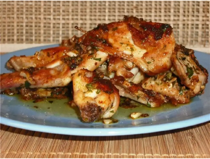 Кролик я валяется диетическим мясом. Очень часто используется в кулинарии для приготовления блюд. Я хотела бы поделиться с вами ,мой дорогие читатели очень вкусным и на мой взгляд простым рецептом приготовления кролика в маринаде. 