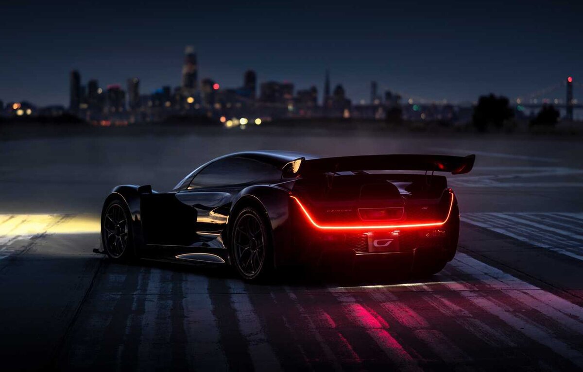 После непродолжительной, но эффектной тизерной кампании американская фирма Czinger Vehicles рассекретила свой первый автомобиль – гиперкар 21C. Широкая публика сможет увидеть новинку в начале марта на Женевском автосалоне. 
Czinger 21C – это двухместное среднемоторное купе с тандемным расположением кресел. Битурбированный двигатель V8 объемом 2,88 литра выдает до 11 тысяч оборотов в минуту и сочетается с семиступенчатой секвентальной коробкой передач. Ему помогает пара электромоторов, каждый из которых вращает свое переднее колесо.

Суммарно агрегаты развивают 1250 л.с., при этом на каждую лошадиную силу приходится ровно 1 кг массы – таким же идеальным балансом мог похвастаться, к примеру, мелкосерийный «мегакар» Koenigsegg One:1.

За питание электромоторов отвечают литий-титанатные аккумуляторы, отличающиеся поддержкой особо быстрой зарядки. Это редкость, но отнюдь не экзотика из мира автороскоши: похожая химия использовалась в батареях Mitsubishi i-MiEV и Honda Fit EV.

Czinger 21C разгоняется до 100 км/ч всего за 1,9 секунды, что ставит его в один ряд с полностью электрическими гиперкарами вроде Lotus Evija, Aspark Owl, родственного дуэта Rimac C_Two и Pininfarina Battista, не говоря уже о будущем Tesla Roadster. Дрэговую дистанцию в четверть мили «Зингер» проезжает за 8,1 секунды, третью сотню набирает за 15 секунд, а четвертую – за 29 секунд.

По заявленной максимальной скорости в 432 км/ч американский новичок превосходит большинство конкурентов без ДВС, хотя по факту никто из них еще толком и не соревновался в этой дисциплине: все цифры пока существуют только на бумаге.

Czinger Vehicles планирует построить только 80 экземпляров 21C. Таким образом, новинка от калифорнийского стартапа будет столь же редкой, как шведский гибрид Koenigsegg Regera. Цена пока не объявлена, но она явно будет семизначной.