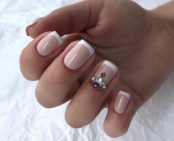 Для всех привычный и знакомый модный французский маникюр в классической манере будет актуальным и в 2020-2021 году.