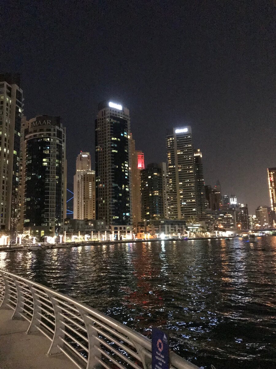 Самое первое фото, сделанное вечером на прогулке. Деловой район Дубай Марина.