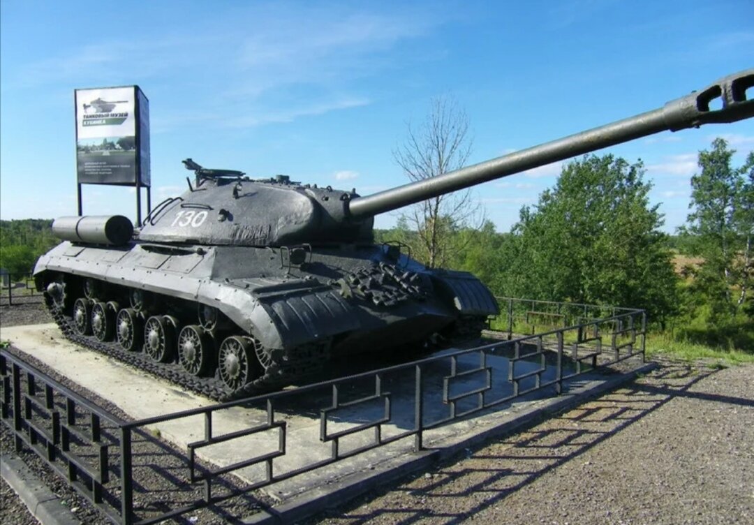 По дороге в музей стоит вот такой ИС-3