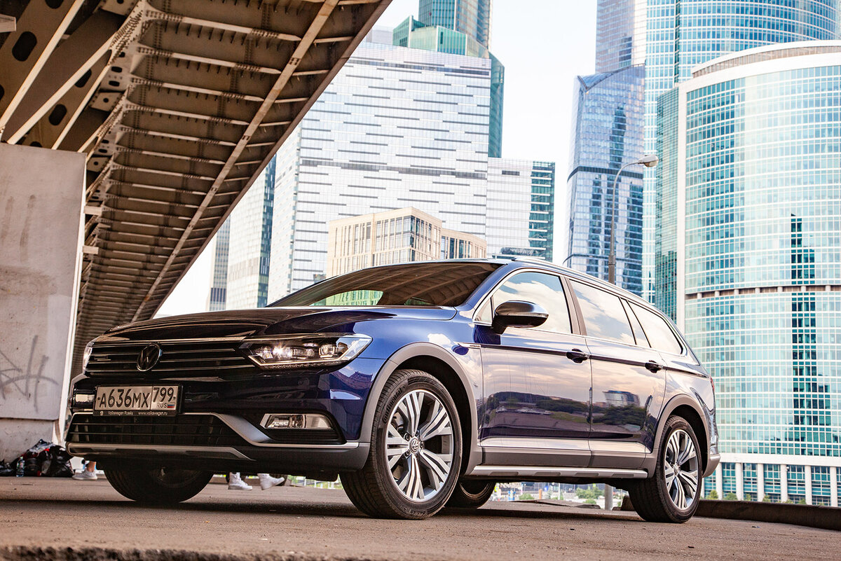 С одной стороны Passat Alltrack выглядит скучновато, но сдругой стороны - классика выигрывает!