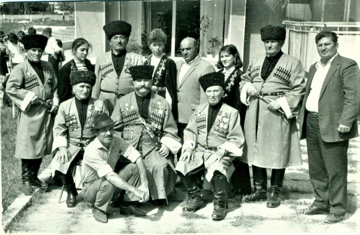 Праздник Победы 9 мая в селе Ставд-Дурта Северной Осетии. 1987 год. На фото жители и ветераны села. 