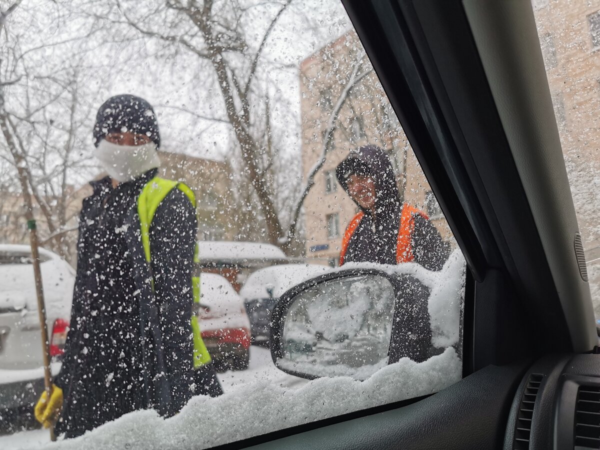 на фото - просто дворники, не аферисты:) 